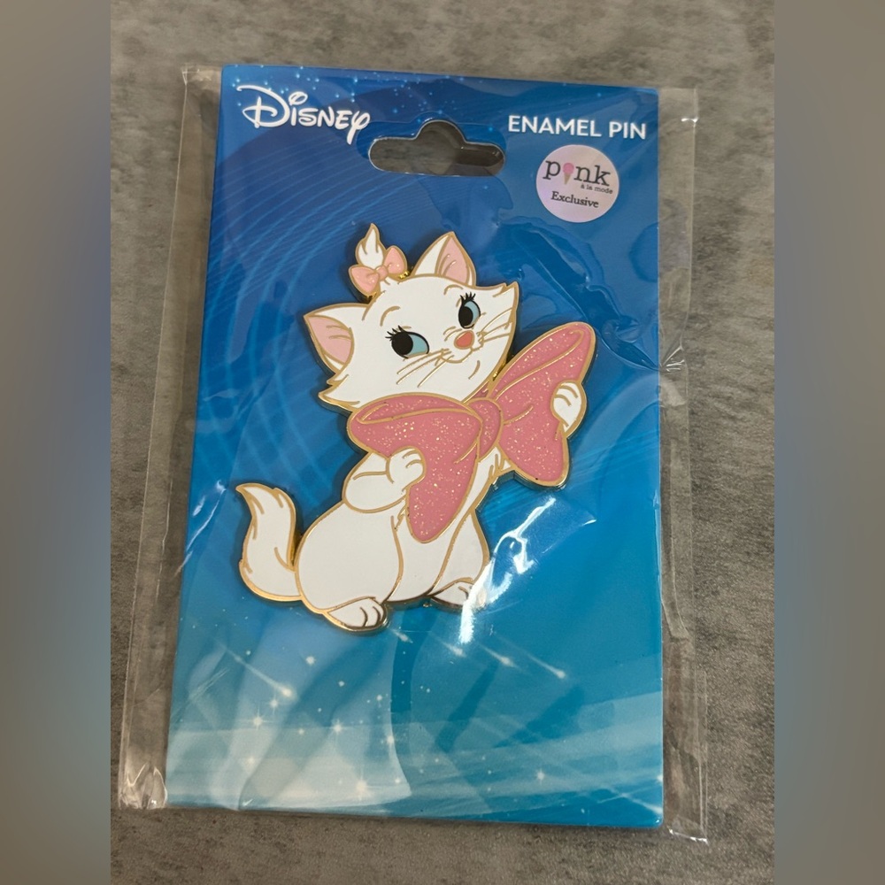 Disney The Aristocats Marie Big Bow 2" Collectible Pin